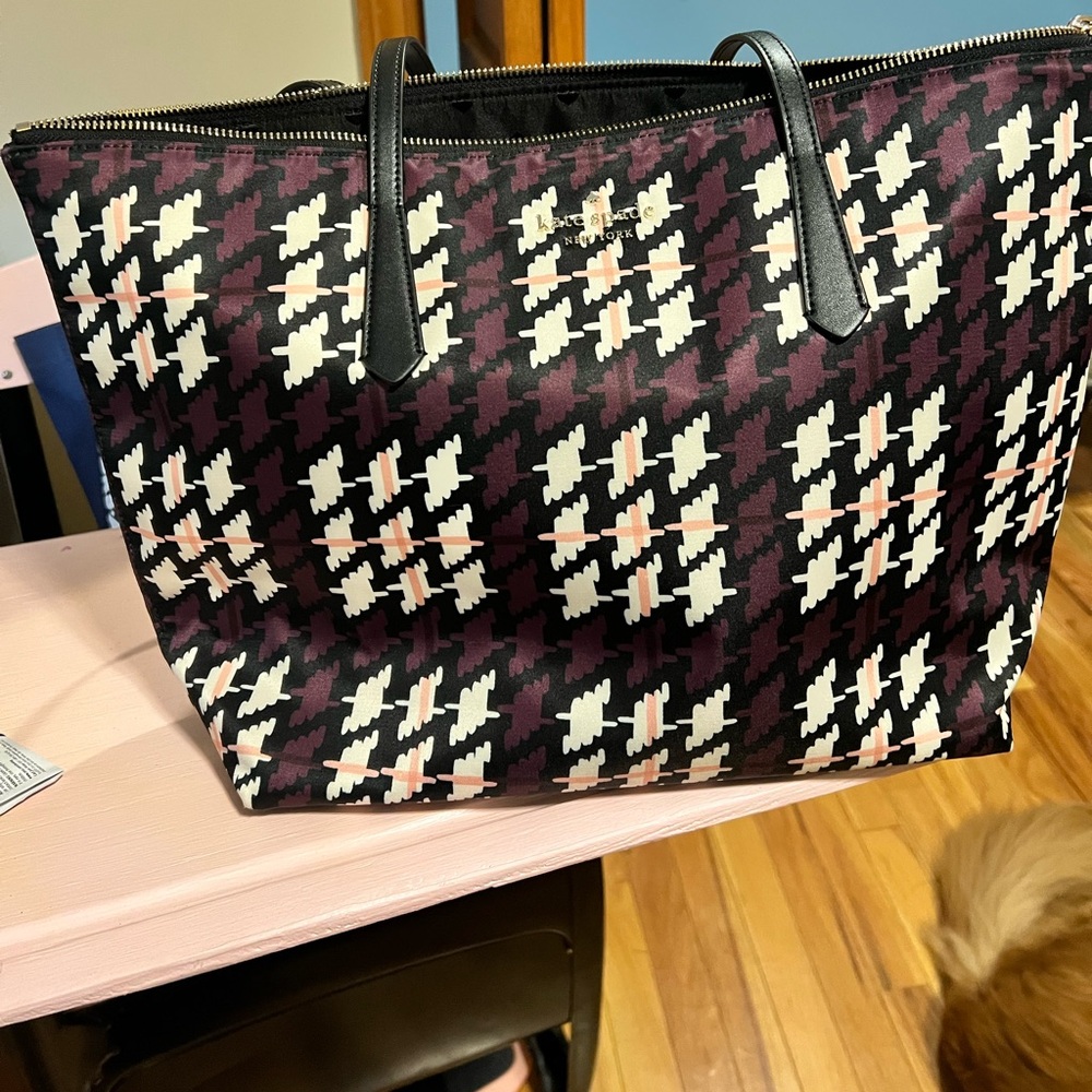 Kate Spade ♠️ shoulder bag Like new.
17” x 11”